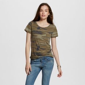 ZOE AND LIV WOMENS SMALL CAMO TEE WITH POCKET